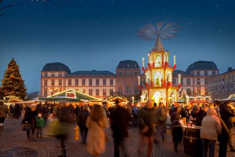 Stimmungsvolle Kulisse für den Weihnachtsmarkt: die Weihnachtspyramide vor dem Darmstädter Residenzschloss. Foto: djd/Darmstadt Marketing/Rüdiger Duncker